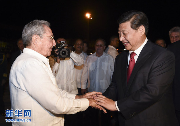 這是古巴國務委員會主席兼部長會議主席勞爾·卡斯特羅到機場為習近平送行。